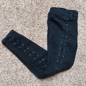 BLACK CRISS-CROSSED JEANS